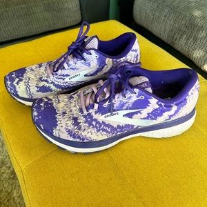 Purple and white tie-dye Brooks! Size 9. Lightly worn. Good condition!